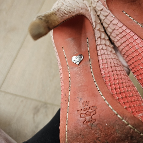 Alice + Olivia Dina Ombré Natural & Coral Snakeskin Whipstitch Pumps - Picture 10 of 12